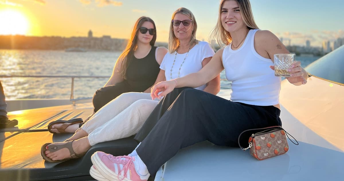 Estambul: paseo en barco al atardecer por el Bósforo con refrigerios y vino