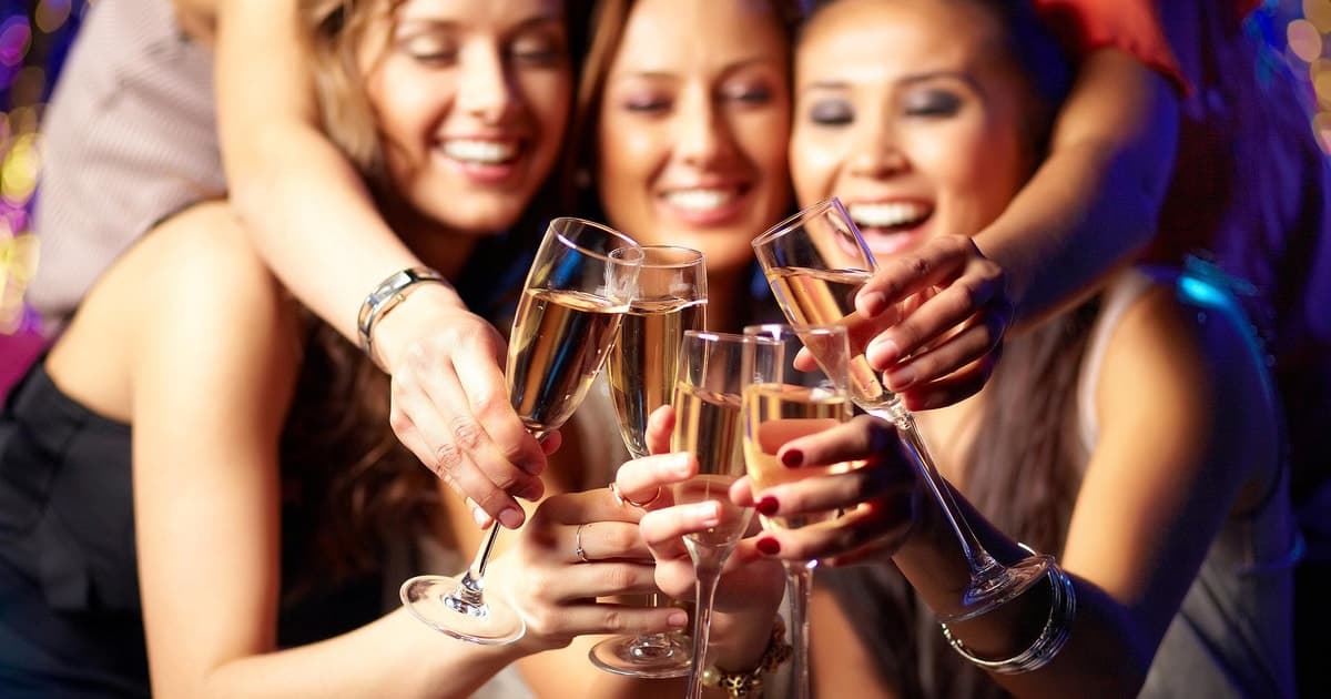 London PUB CRAWL Free shots 3 Bars 2 clubs