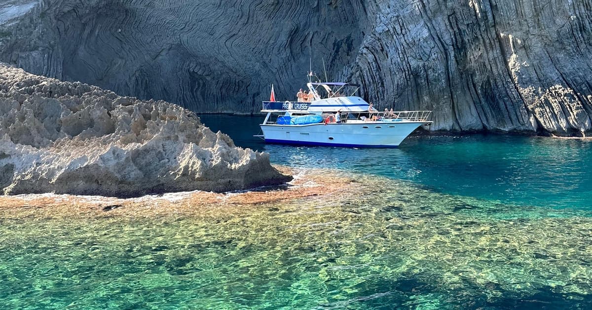 Paseo en barco de Premier Cruises Mallorca: cuevas, esnórquel, tapas y bebidas