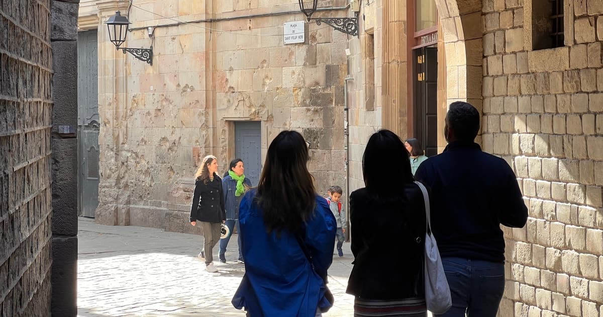 Barcelona: Gothic Quarter Guided Tour with Flamenco & Tapas