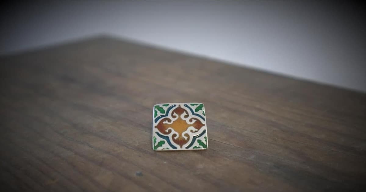 Tile painting and tea workshop in Porto's creative space