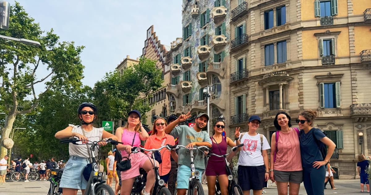 Barcelona: tour en bicicleta por Gaudí, monumentos y joyas ocultas
