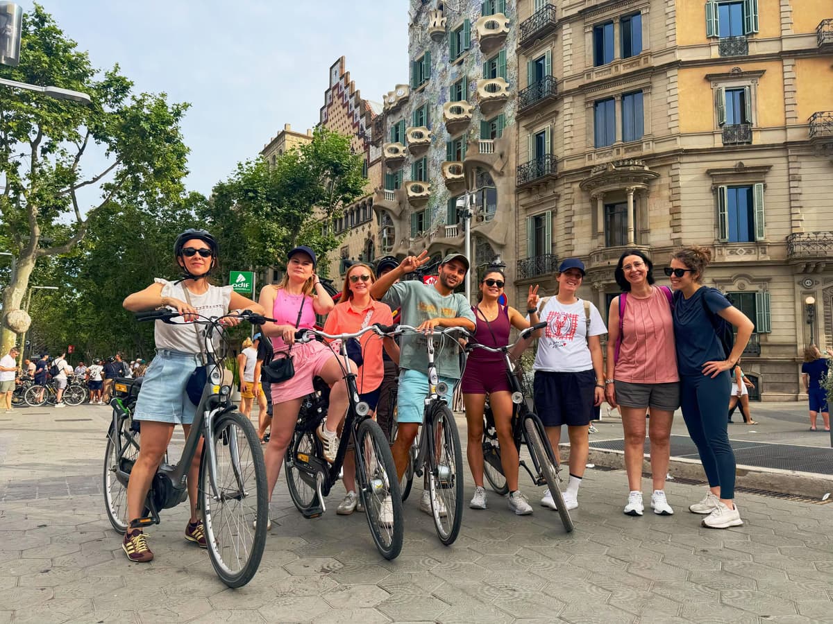 Barcelona: tour en bicicleta por Gaudí, monumentos y joyas ocultas