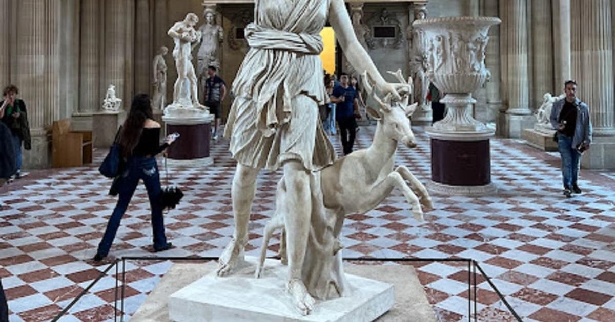 Paris: Guided tour in PORTUGUESE at the Louvre-semi-private