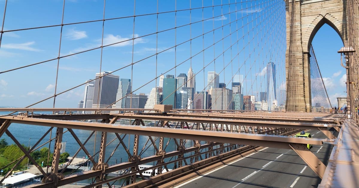 NYC: Brooklyn Bridge, DUMBO, and Skyline Small Group Tour