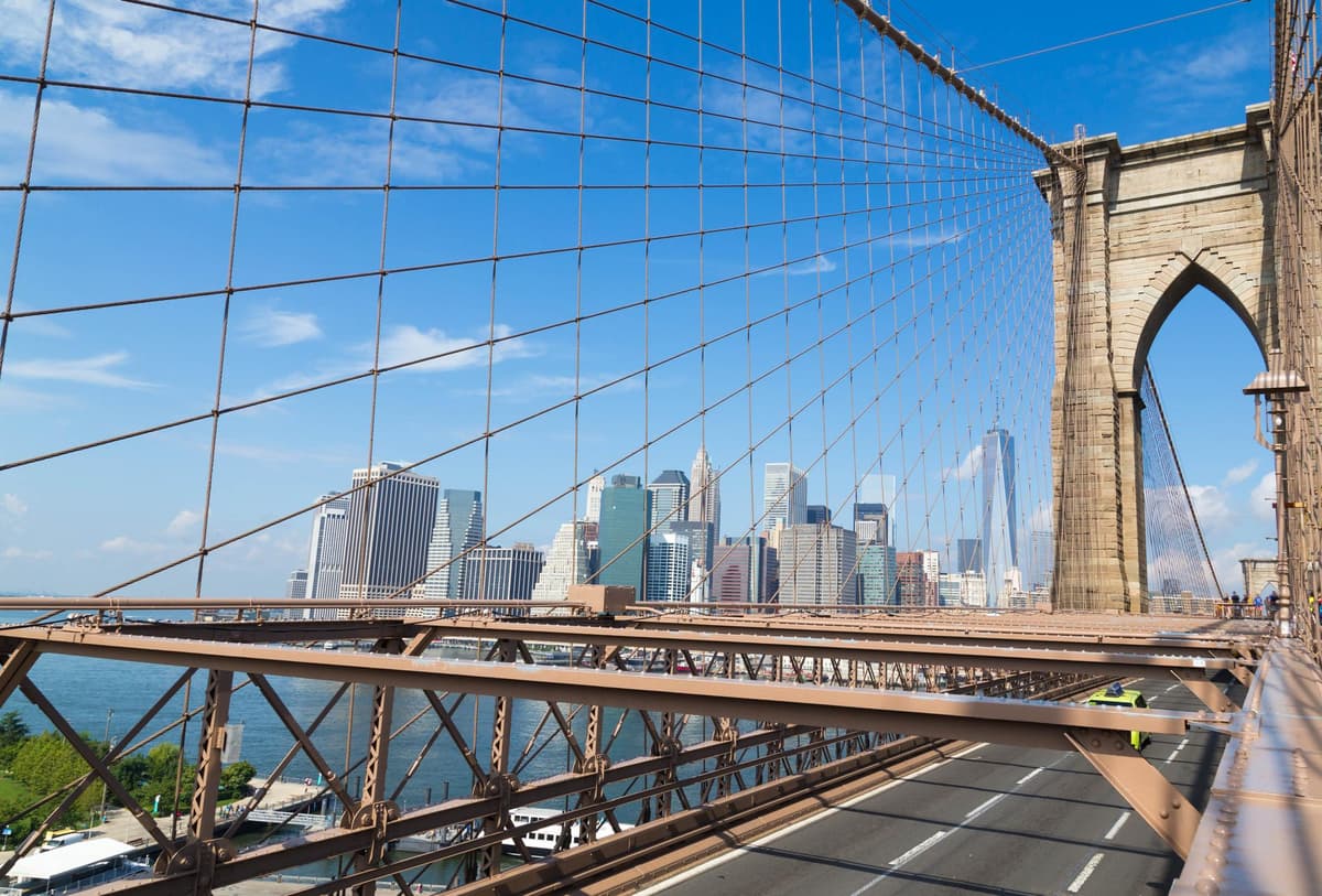 NYC: Brooklyn Bridge, DUMBO, and Skyline Small Group Tour