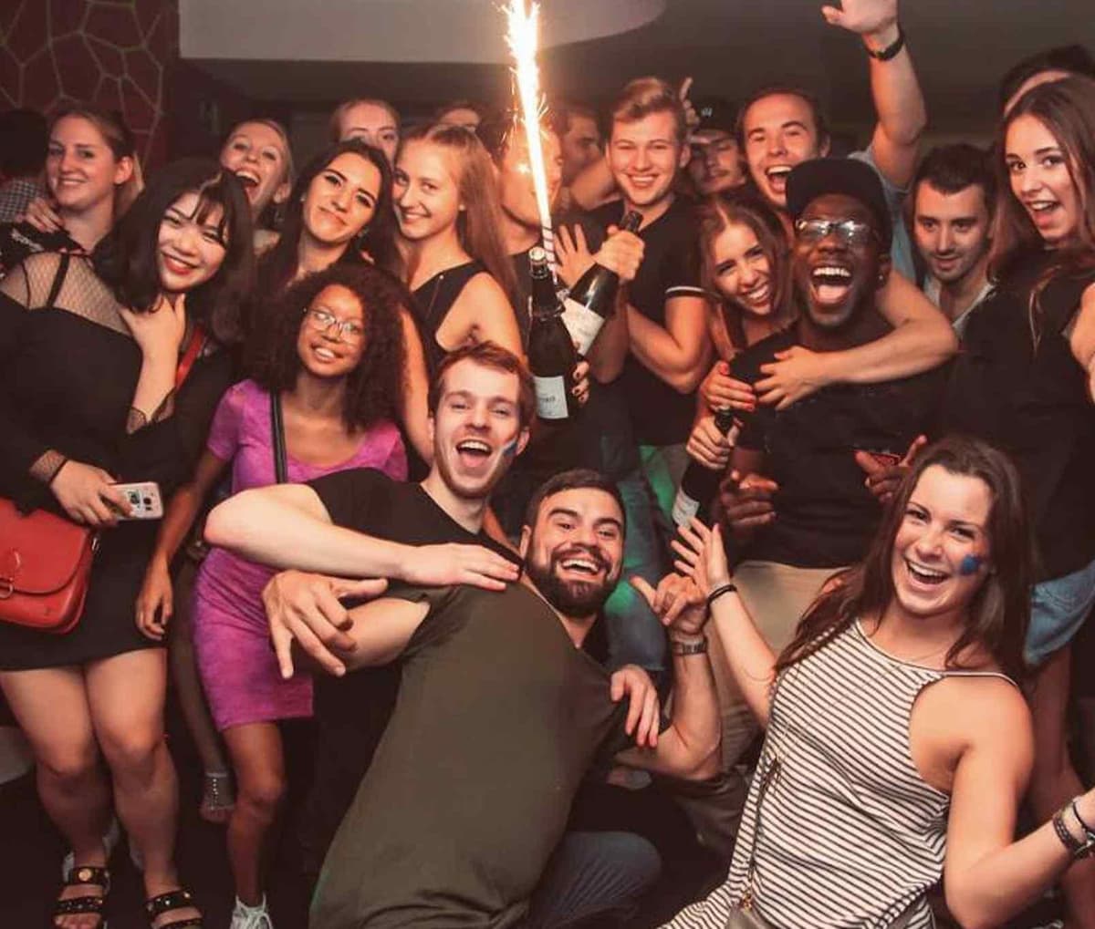 Barcelona: tour guiado por la vida nocturna con entrada VIP en discoteca