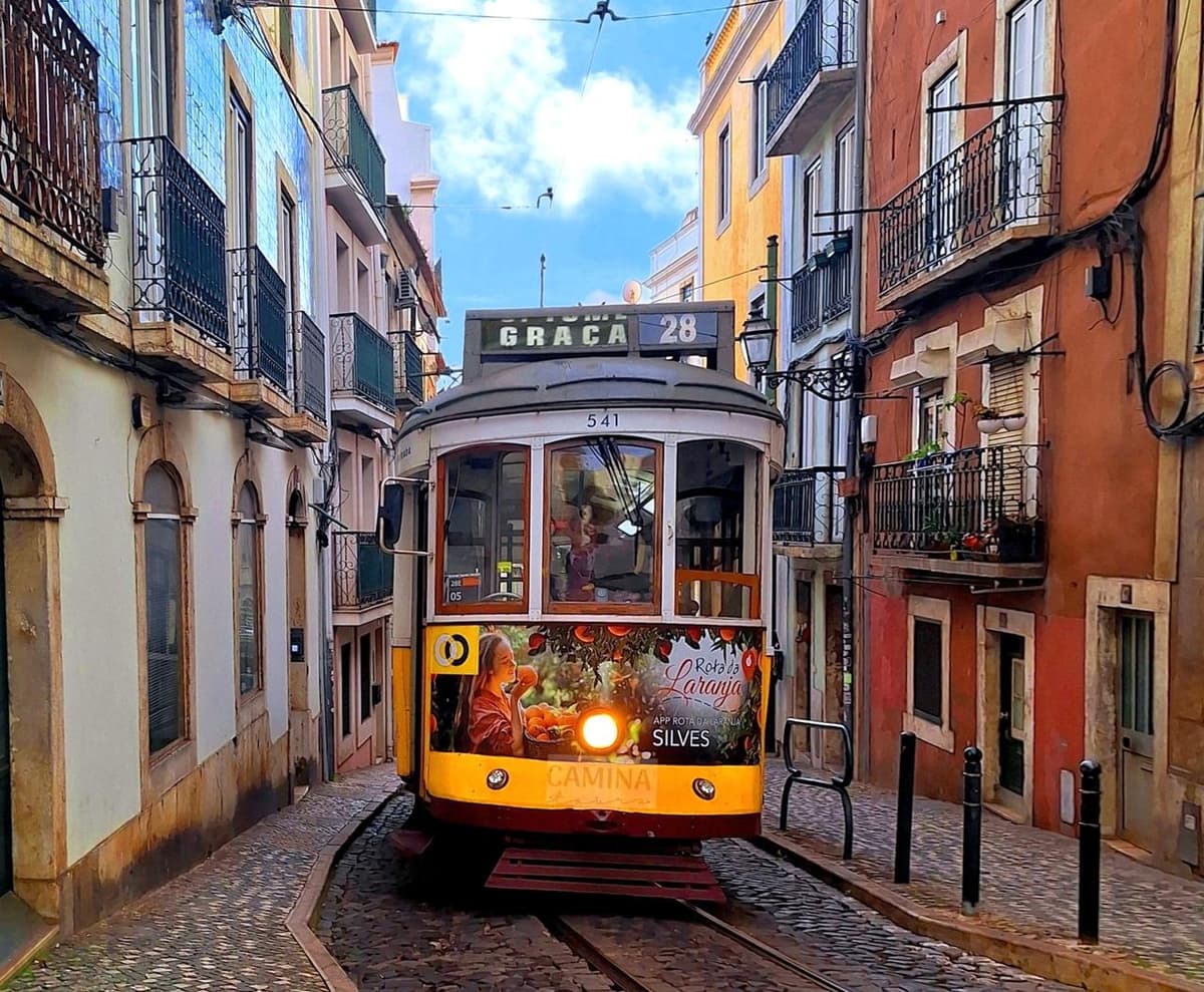Lisbon Tram Tour: Príncipe Real to Graça and Viewpoints
