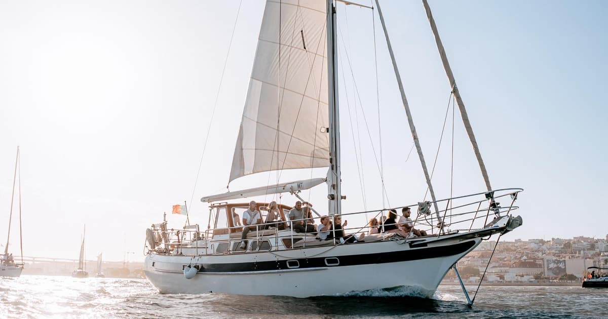 Lisbon: Tagus River Sailing Tour with Drinks