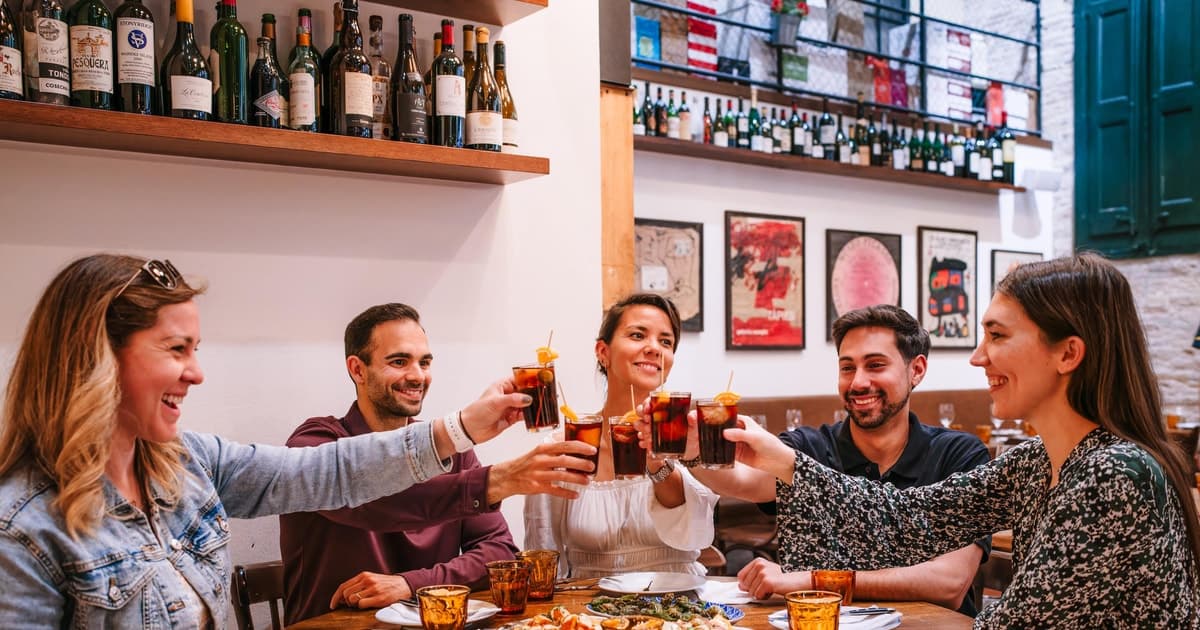 Sevilla: tour privado de tapas, vino y espectáculo de flamenco