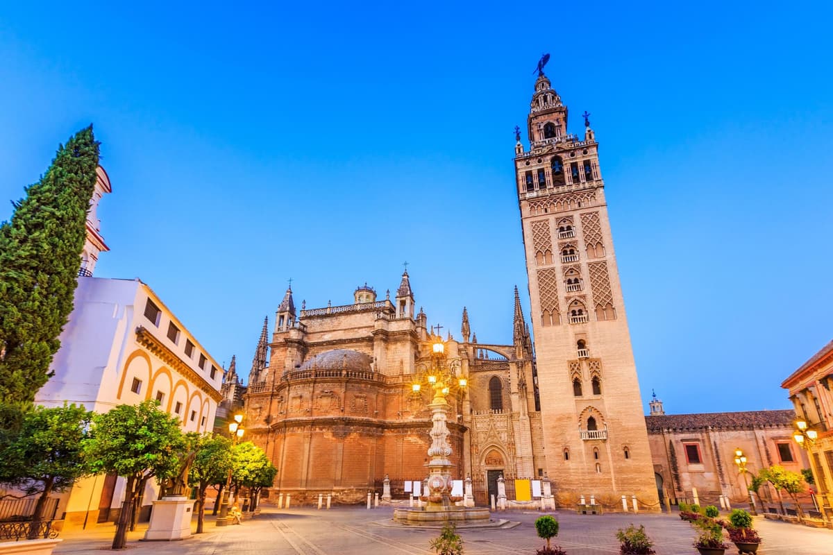 Sevilla: tour del Alcázar, la catedral y la Giralda con acceso prioritario