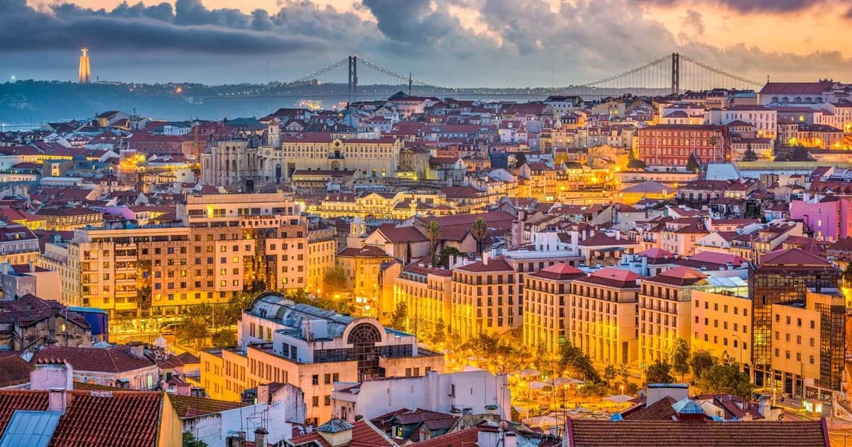 Alfama: Tuk Tuk Tour of the Attractions in Lisbon's Most Iconic Neighborhood