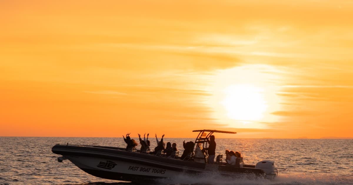 Atardecer exclusivo en lancha premium: Faro de Aucanada con cava
