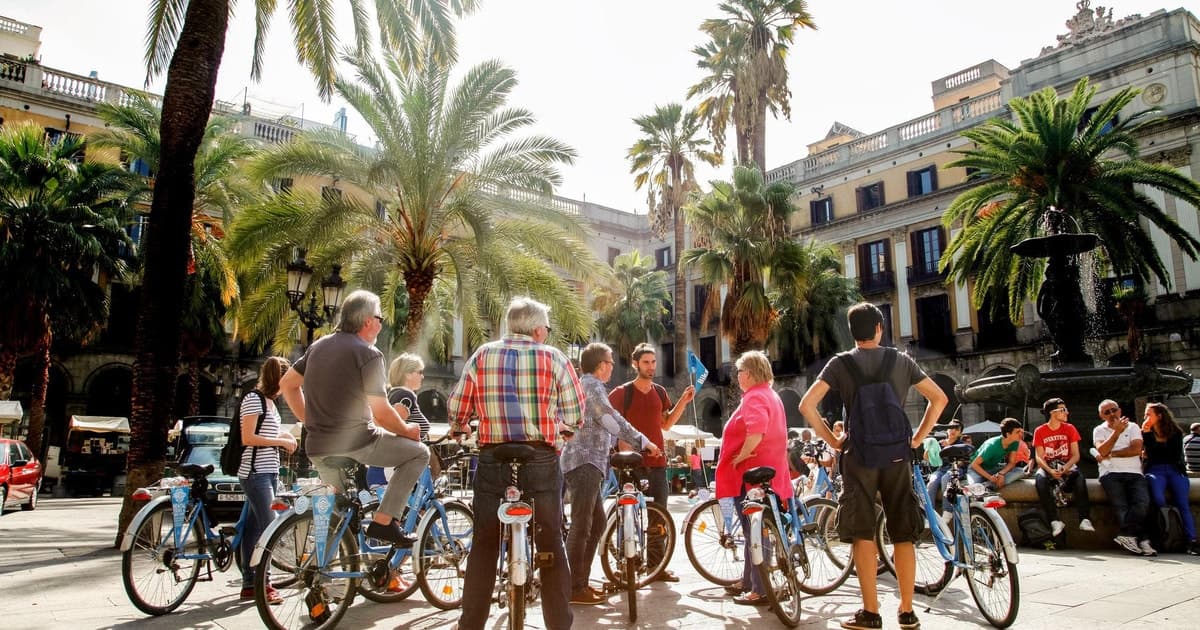 Tour histórico de 3 horas en bicicleta por Barcelona