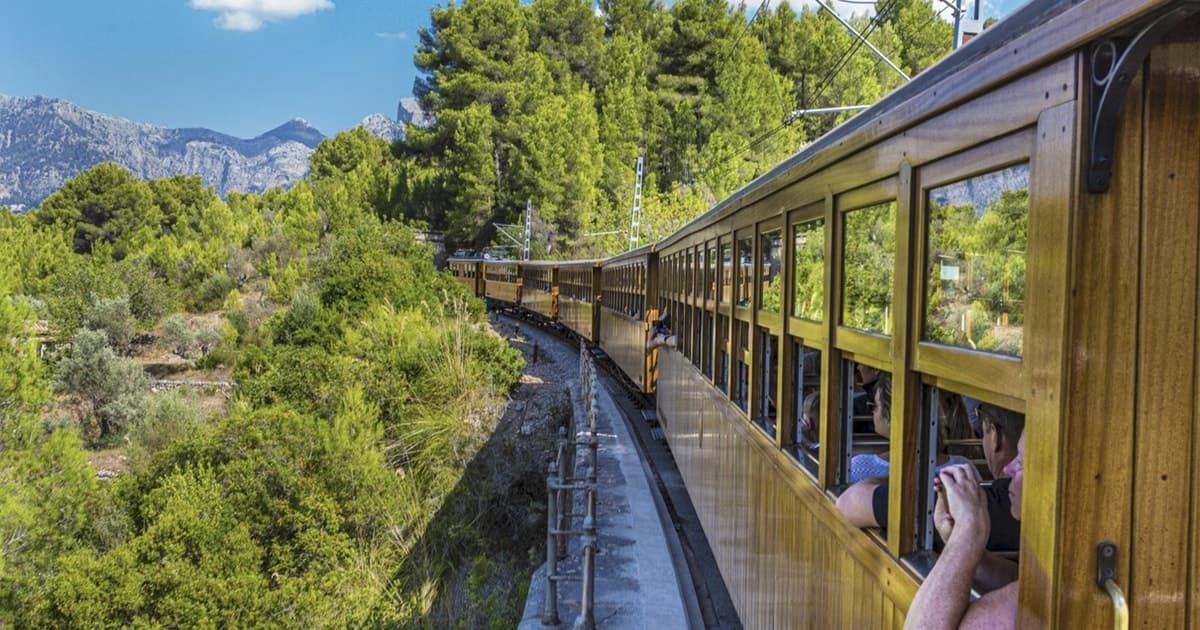Tour por la isla de Mallorca en barco, tren, tranvía y autobús