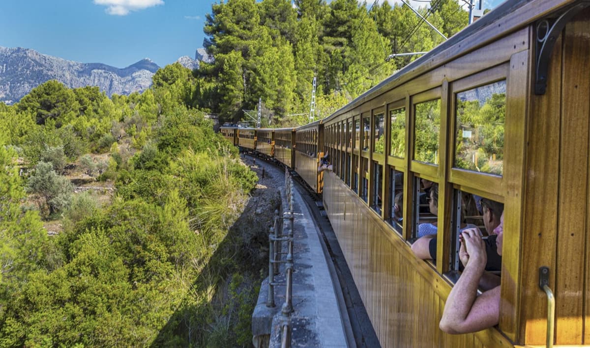 Tour por la isla de Mallorca en barco, tren, tranvía y autobús