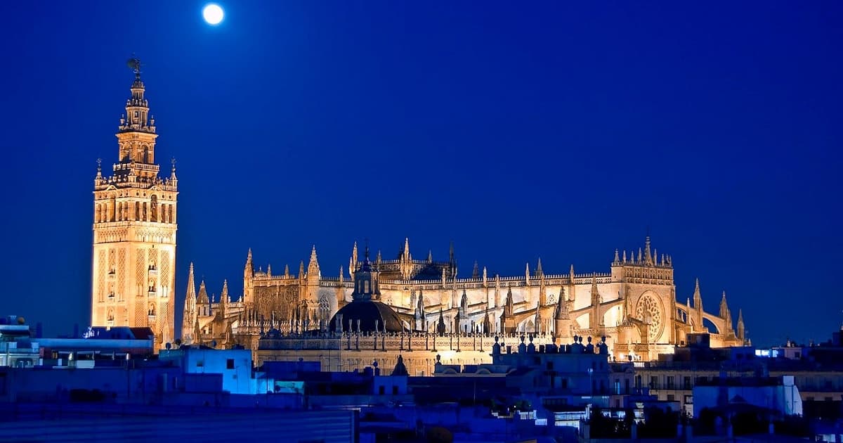 Seville: Cathedral of Seville Guided Night Tour & Light Show