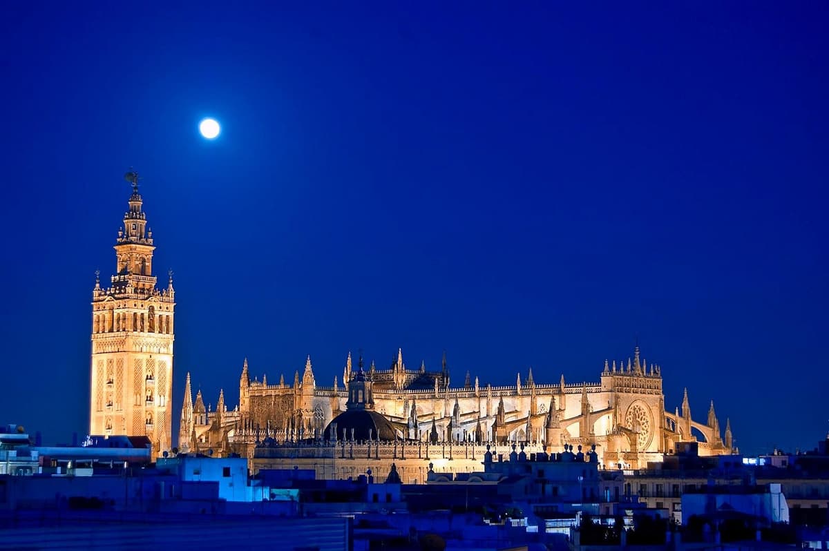 Seville: Cathedral of Seville Guided Night Tour & Light Show