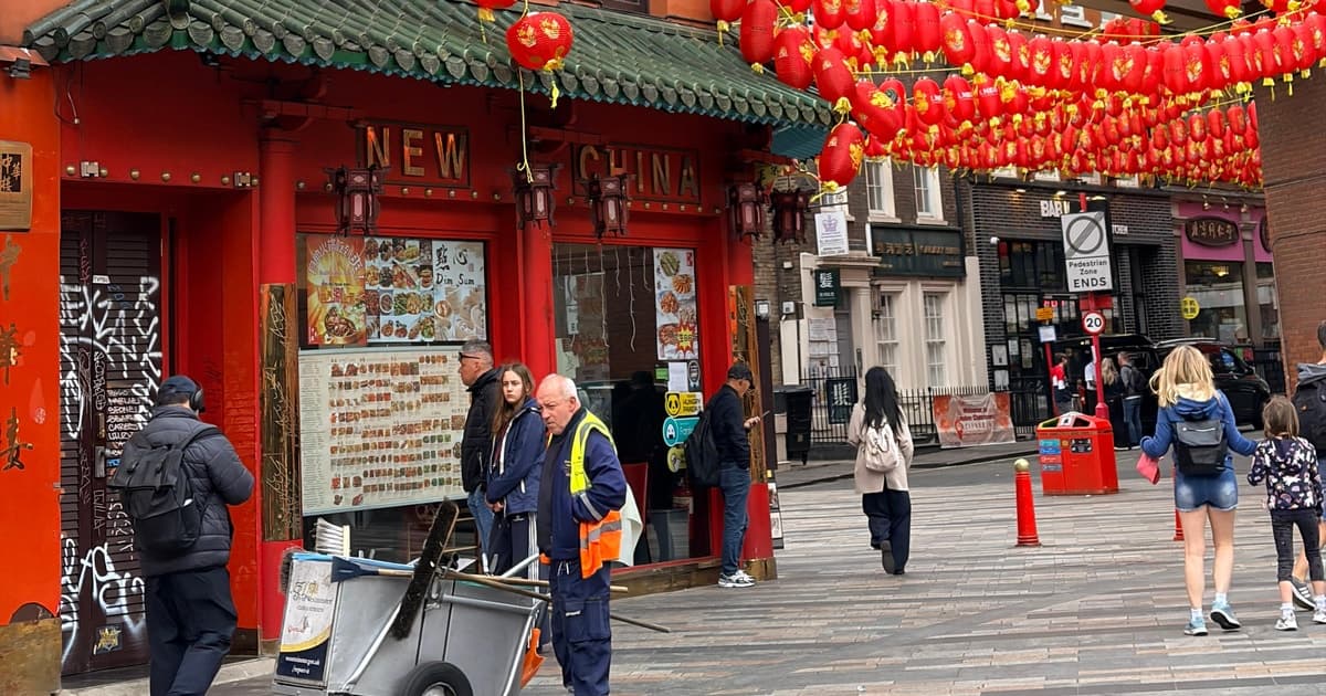 Soho sightseeing tour: history, music and English food culture