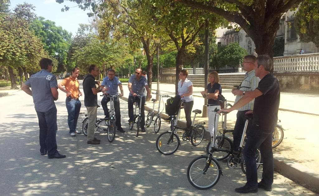 Seville: Relaxing Electric Bike tour with Tour Guide