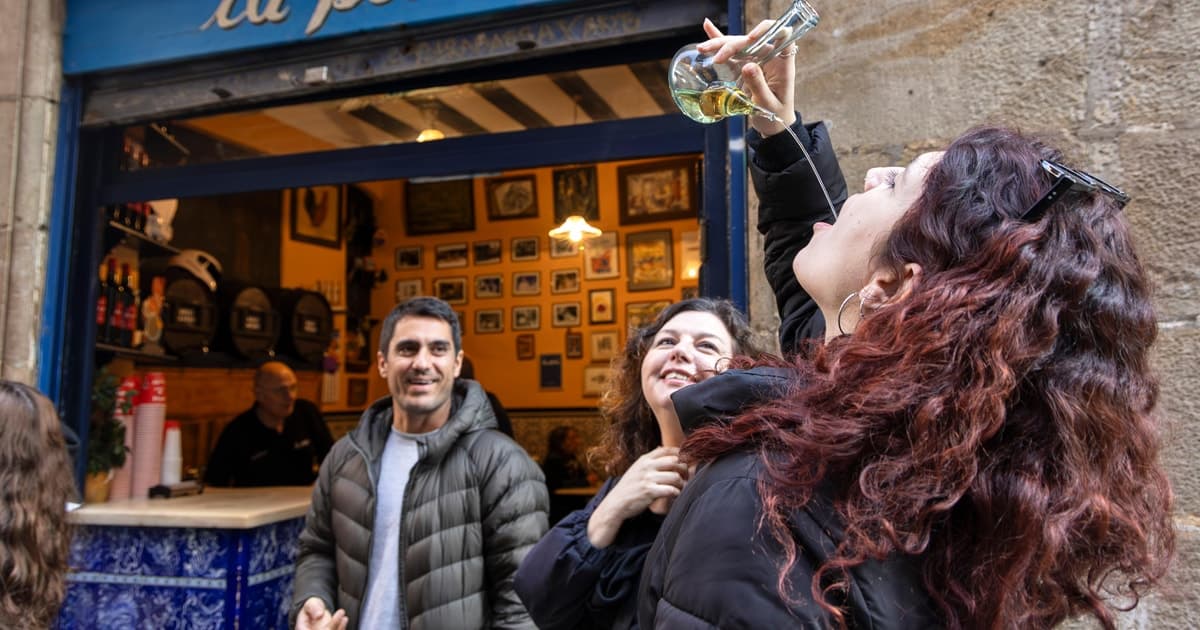 Barcelona: Local Tapas & Wine Small Group Tour