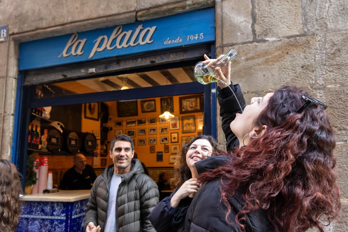 Barcelona: Local Tapas & Wine Small Group Tour