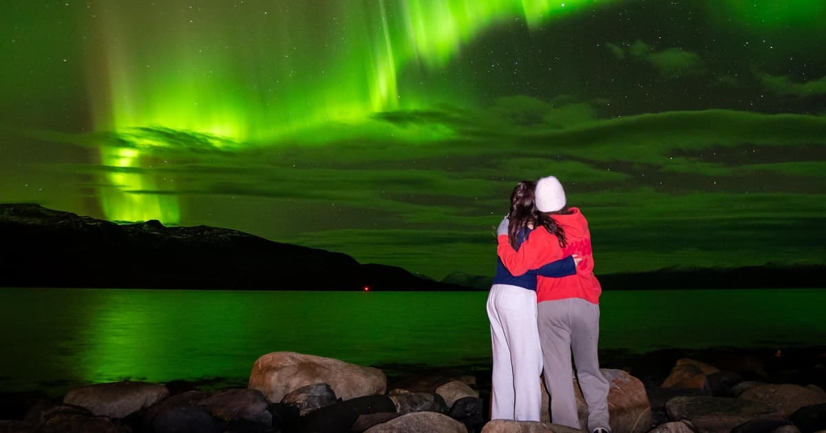 Kvaløya: caza de auroras boreales con cena sami y equipo