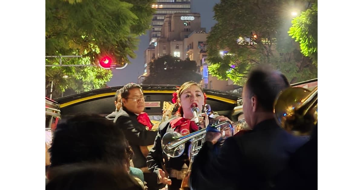 Ciudad de México: Tour nocturno con mariachis en autobús panorámico