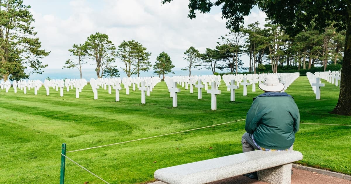 Paris: Normandy D-Day Sites Guided Day Trip with Lunch