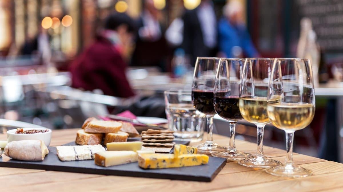 Montmartre Best Highlights & Wine and Cheese Tasting Tour