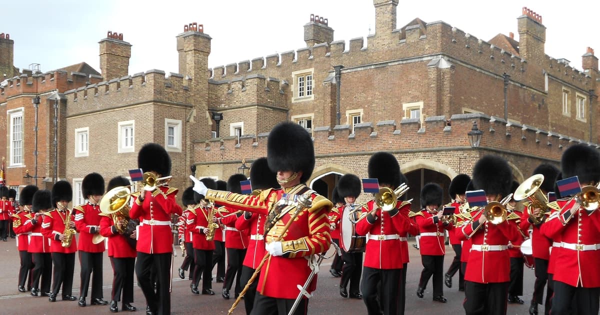 London: Changing the Guard Walking Tour & Buckingham Palace