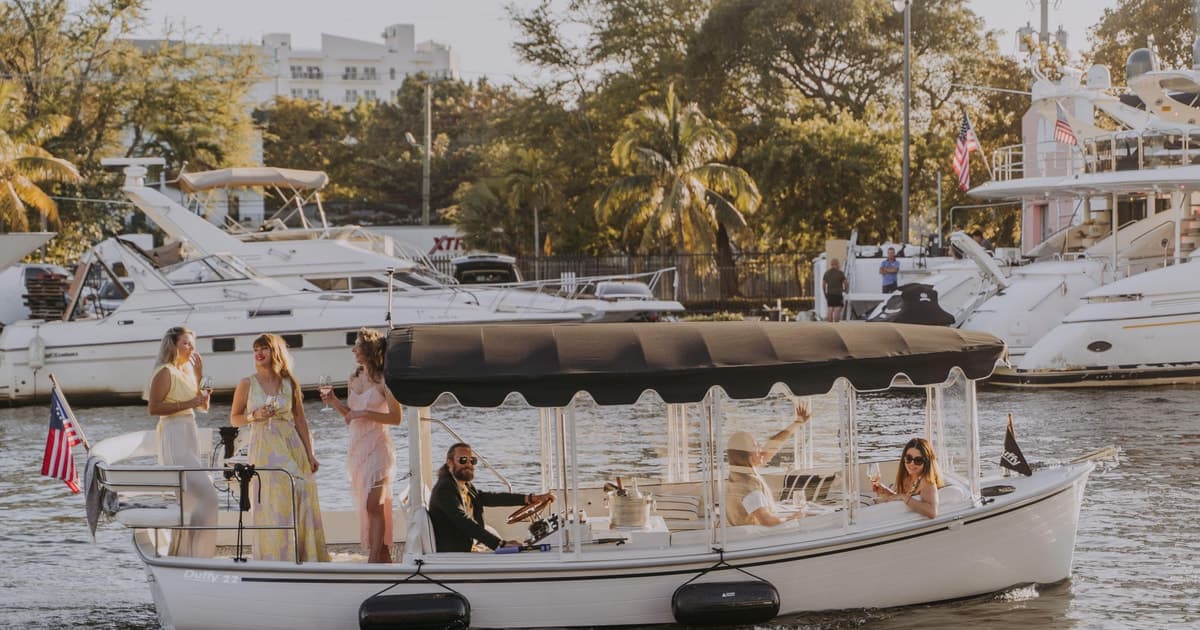 Miami: Luxury E-Boat Cruise with Wine and Charcuterie Board