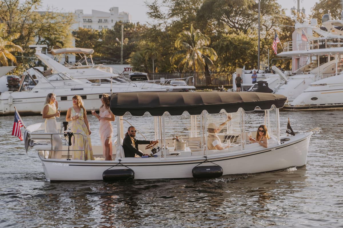 Miami: Crucero en barco de lujo con vino y tabla de embutidos