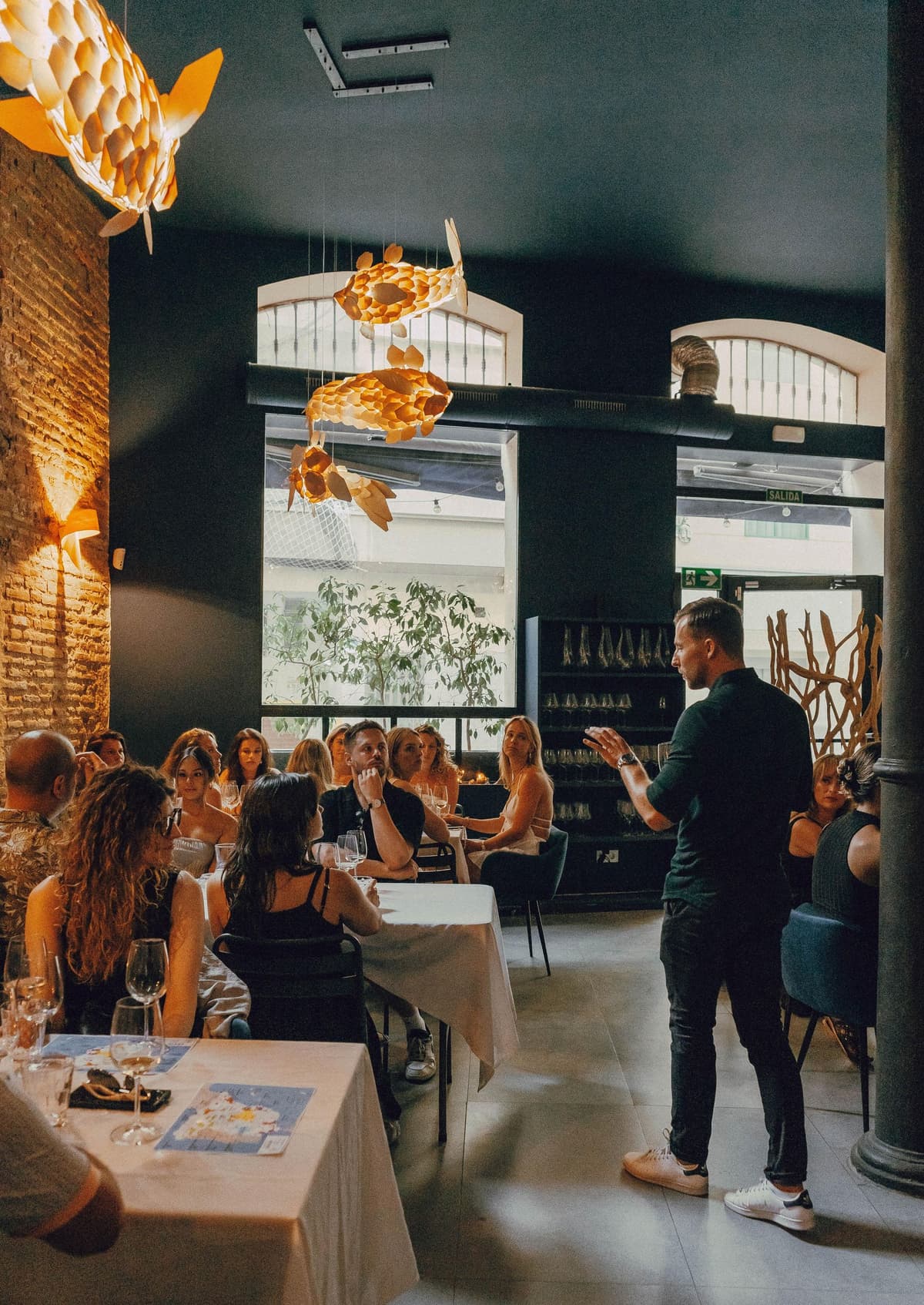 Cata de vinos con sumiller profesional en el centro de Valencia