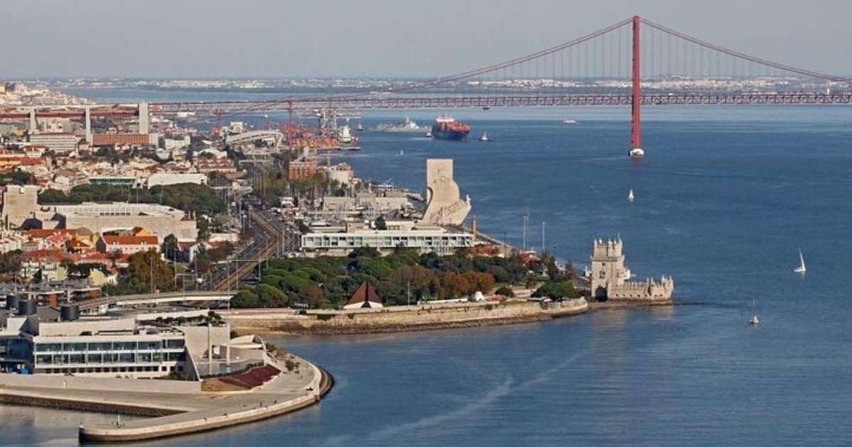 Lisbon: Lisbon helicopter tour and Tagus River cruise