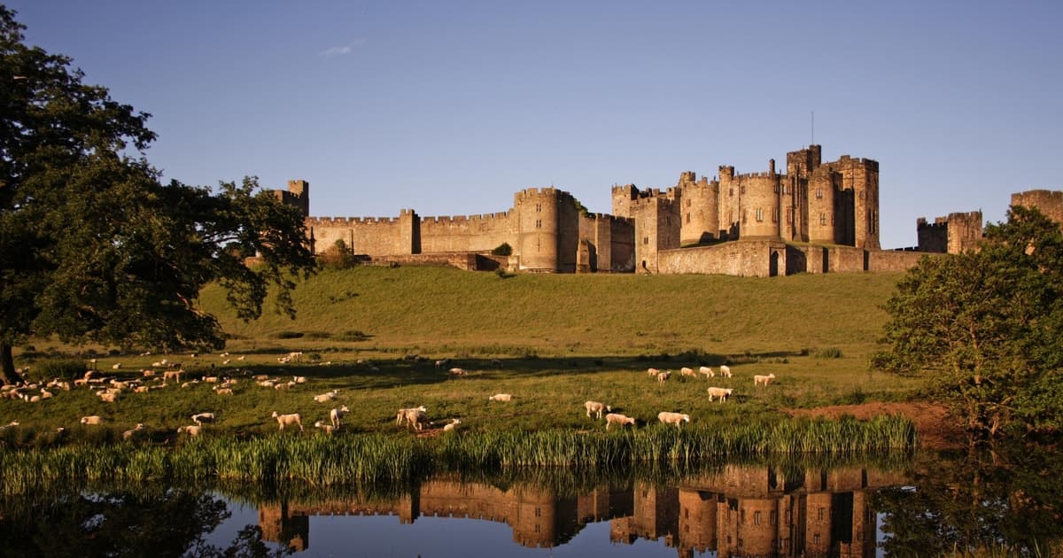 From Edinburgh: Holy Island, Alnwick Castle & Northumbria