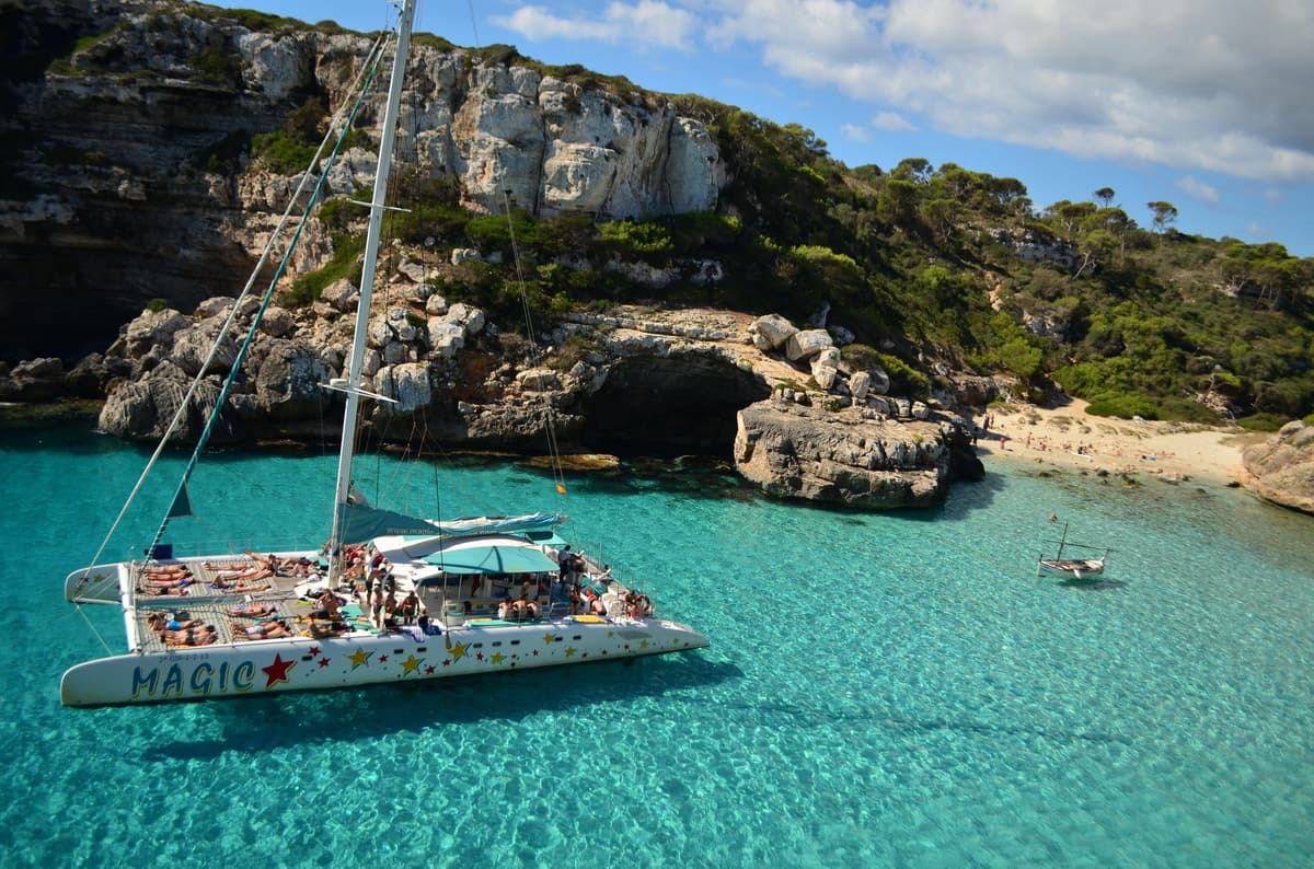 Desde Colònia de San Jordi: crucero en catamarán a Es Trenc