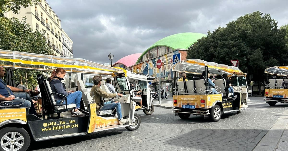 Madrid: tour panorámico con guía privado en tuk tuk amarillo