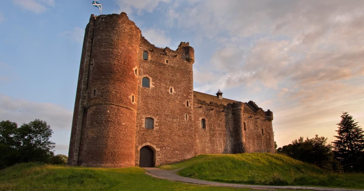 From Edinburgh: Outlander Adventure Day Tour with Entry