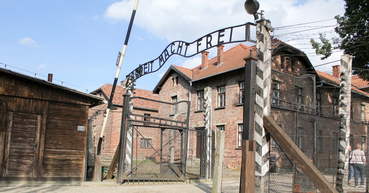 From Kraków: Auschwitz-Birkenau Memorial Guided Tour