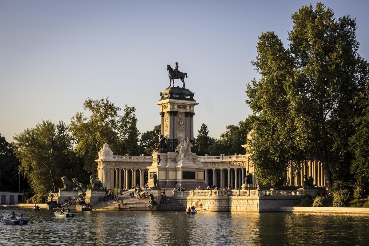 Madrid: Visita guiada al Parque del Retiro y degustación de tapas
