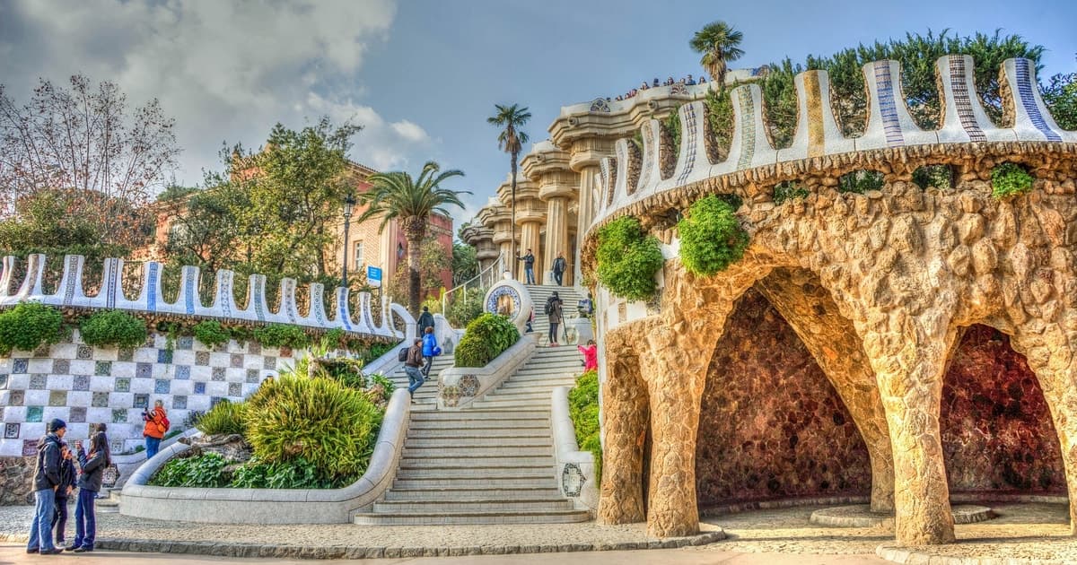 Barcelona: Park Güell Guided Tour with Fast-Track Access