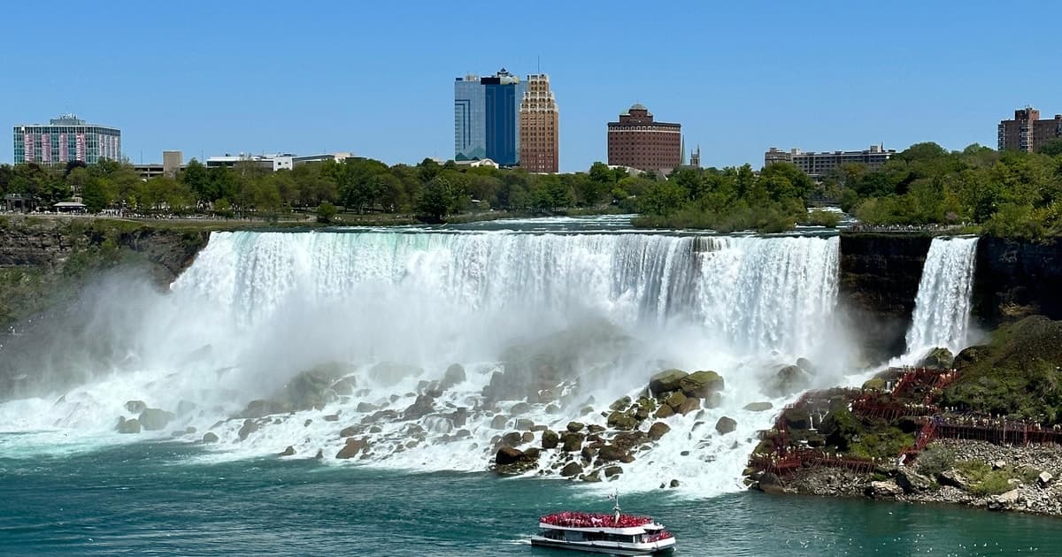 From Toronto: Niagara Falls Day Trip & Wine Tasting