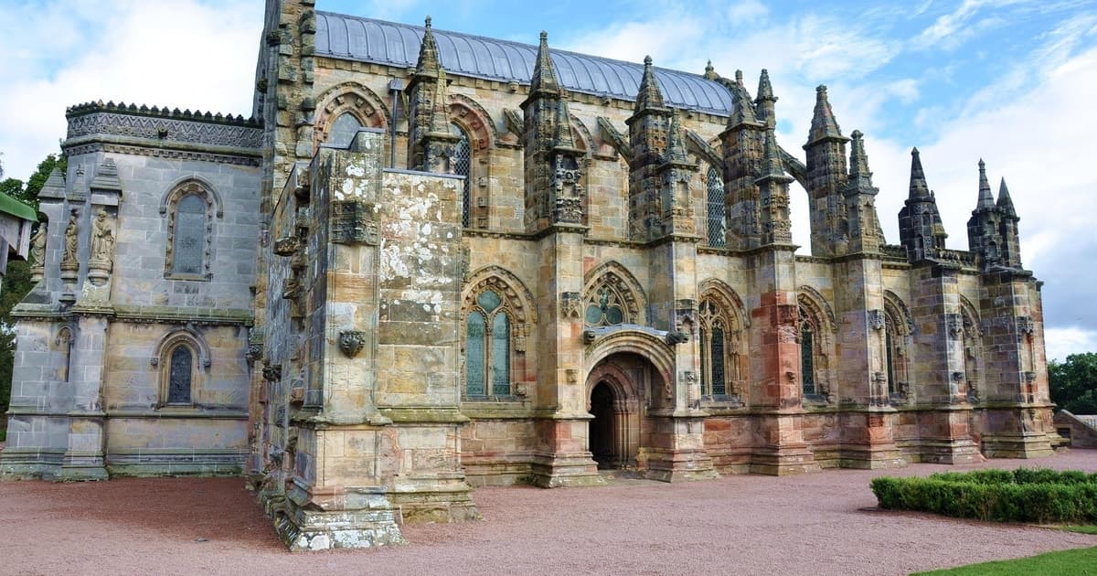 From Edinburgh: Rosslyn Chapel & Scottish Borders Tour