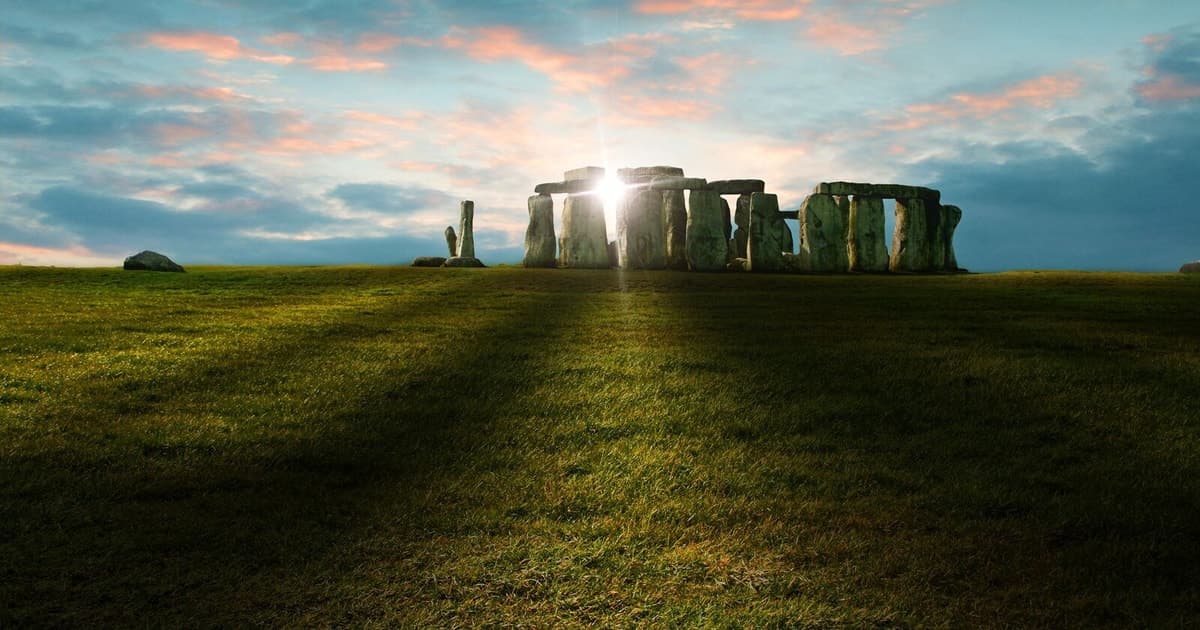 From London: Private Stonehenge Sunrise Viewing & Bath