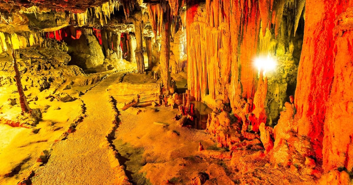 Desde Málaga: sáltate la cola en las Cuevas de Nerja y Frigiliana