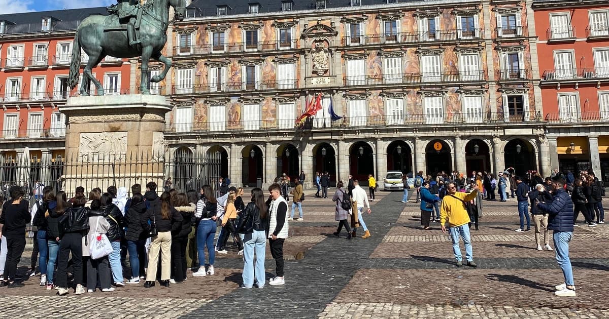 Paseo con un local por Madrid de los Austrias opción visita Museo del Prado