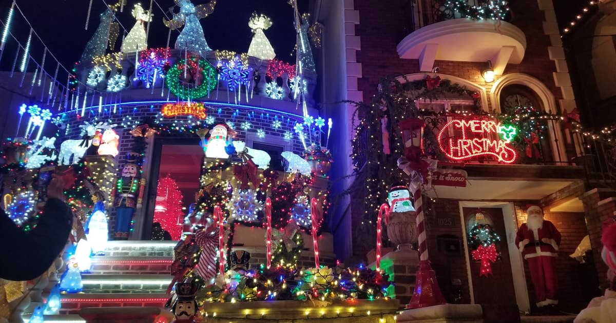 4-Hour Dyker Heights Christmas Tour with Free Holiday Treat