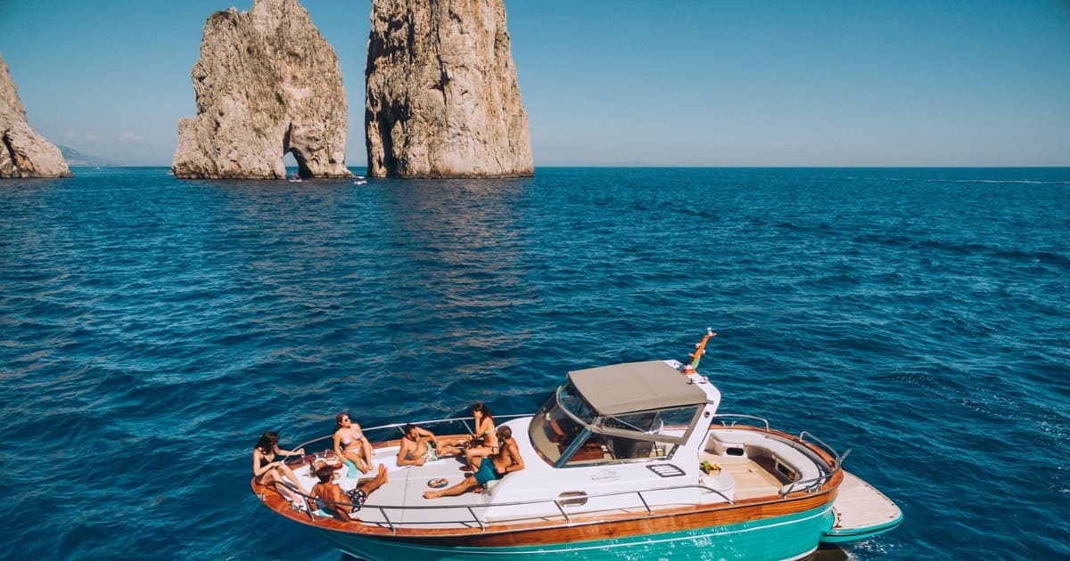 Sorrento: tour en barco a Capri con bebidas (experiencia para menores de 30 años)