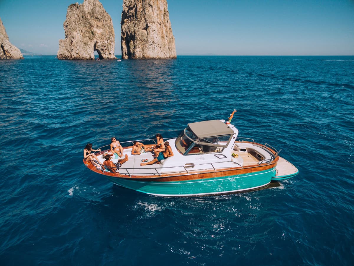 Sorrento: tour en barco a Capri con bebidas (experiencia para menores de 30 años)